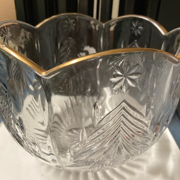 Chrystal cut bowl with gold edges around the top - Picture 1 of 4